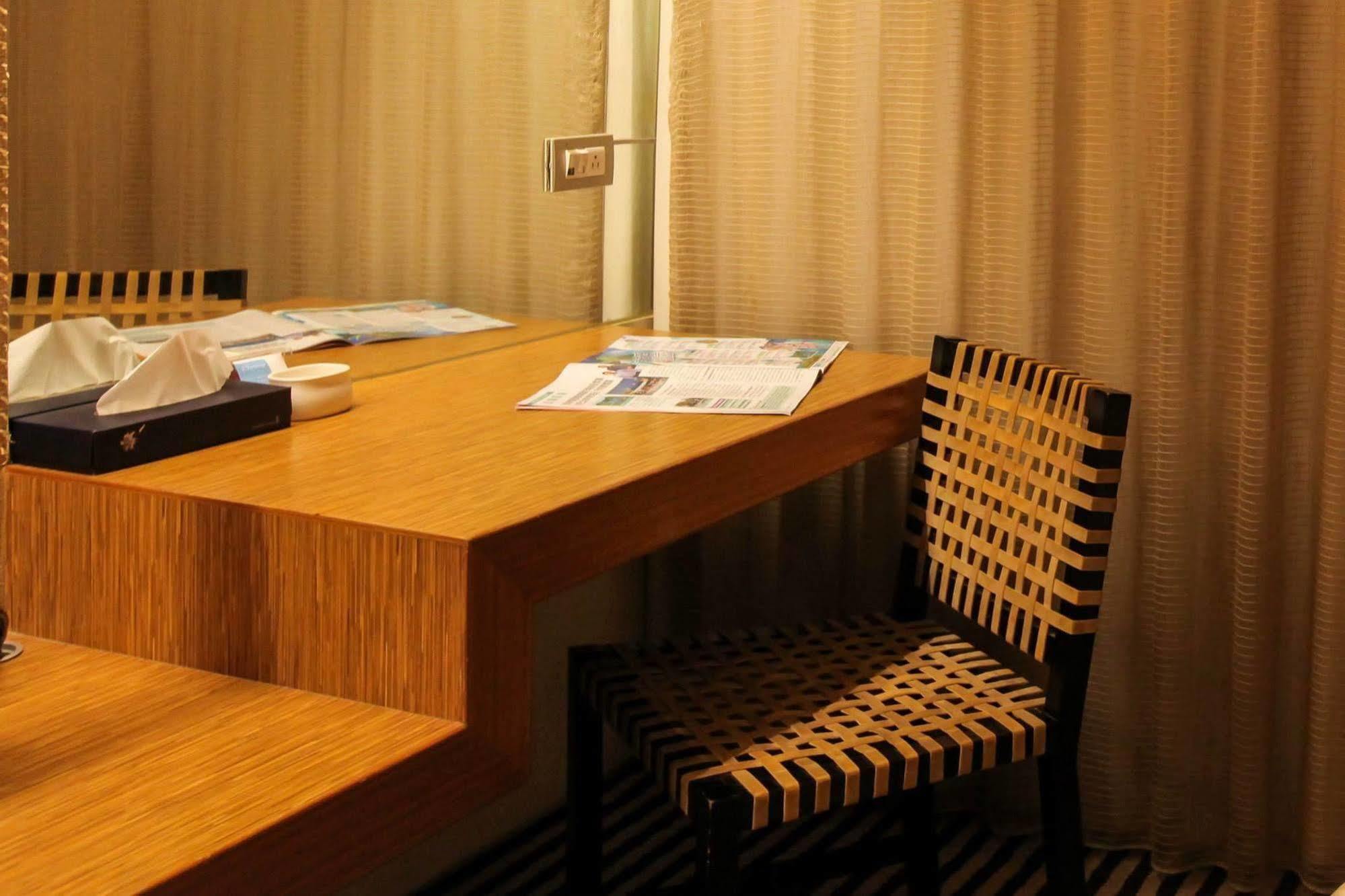 Edinburgh Motel Tainan Extérieur photo
