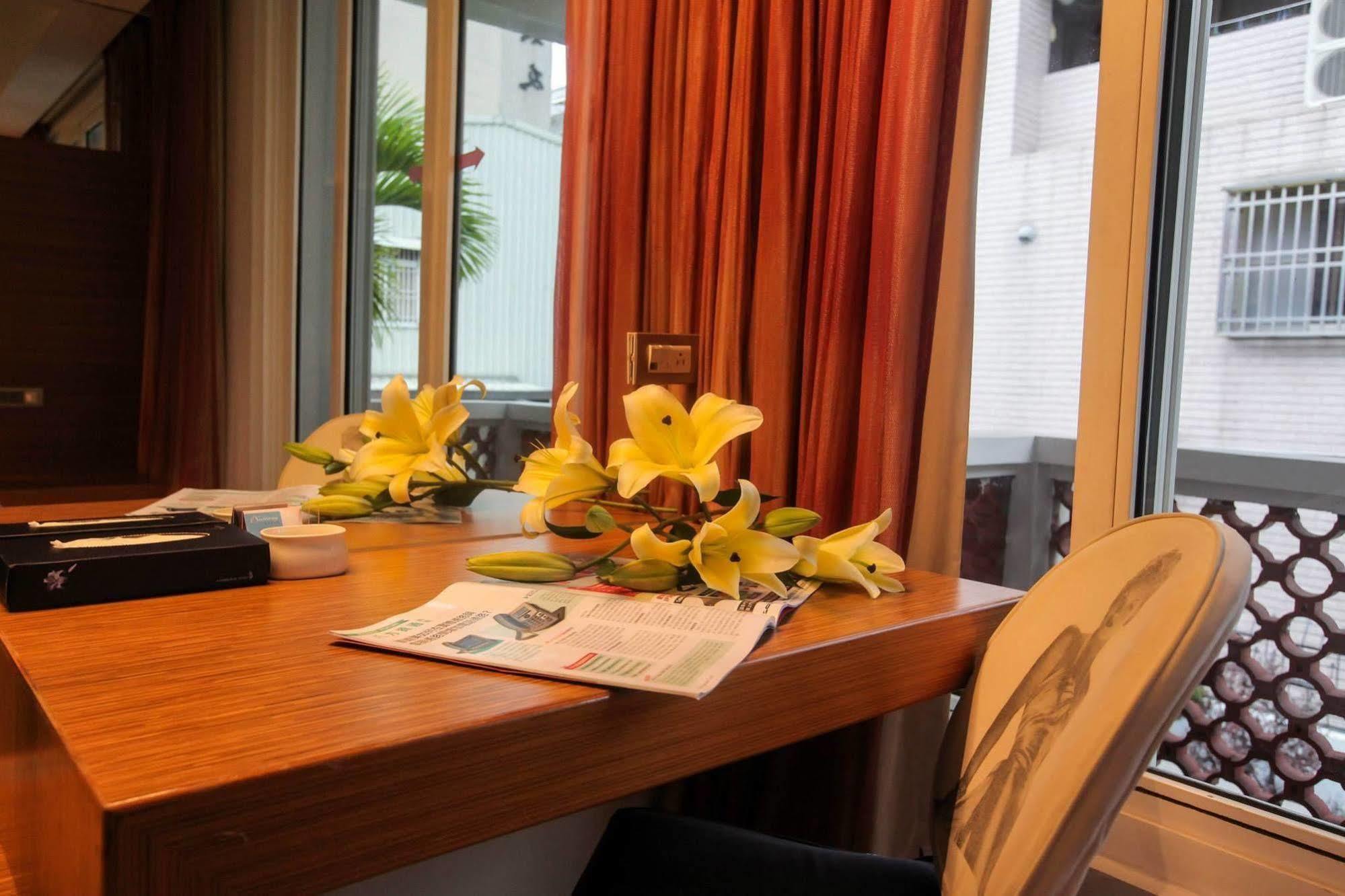 Edinburgh Motel Tainan Extérieur photo