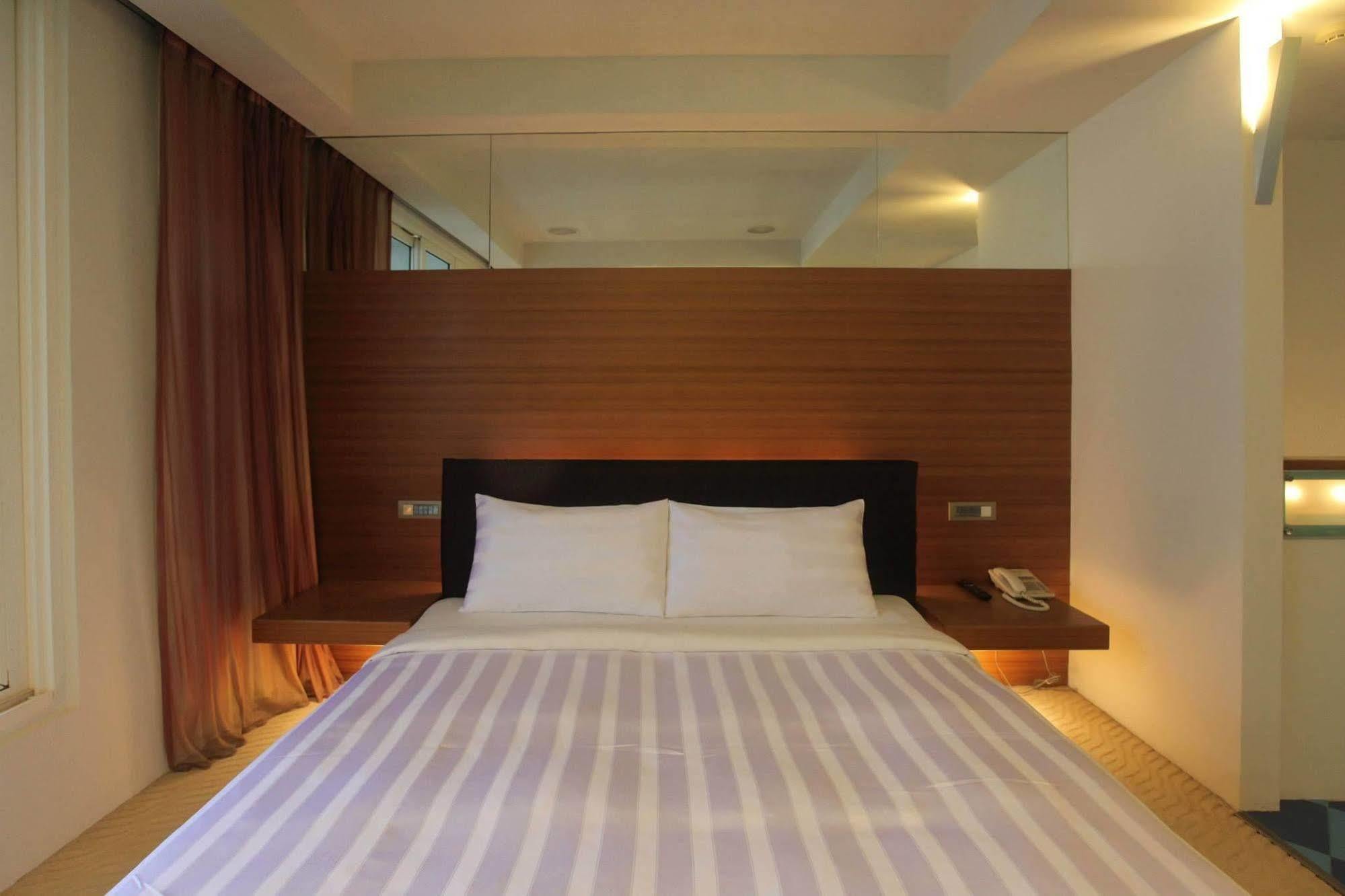 Edinburgh Motel Tainan Extérieur photo